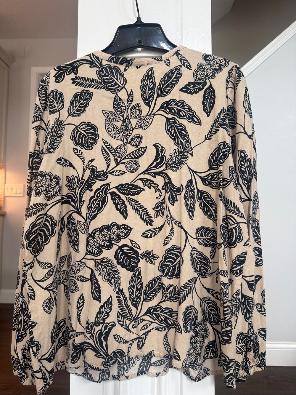 Ann Taylor Factory Black and Tan Floral Long-Sleeve Henley Shirt XL - Picture 5 of 5